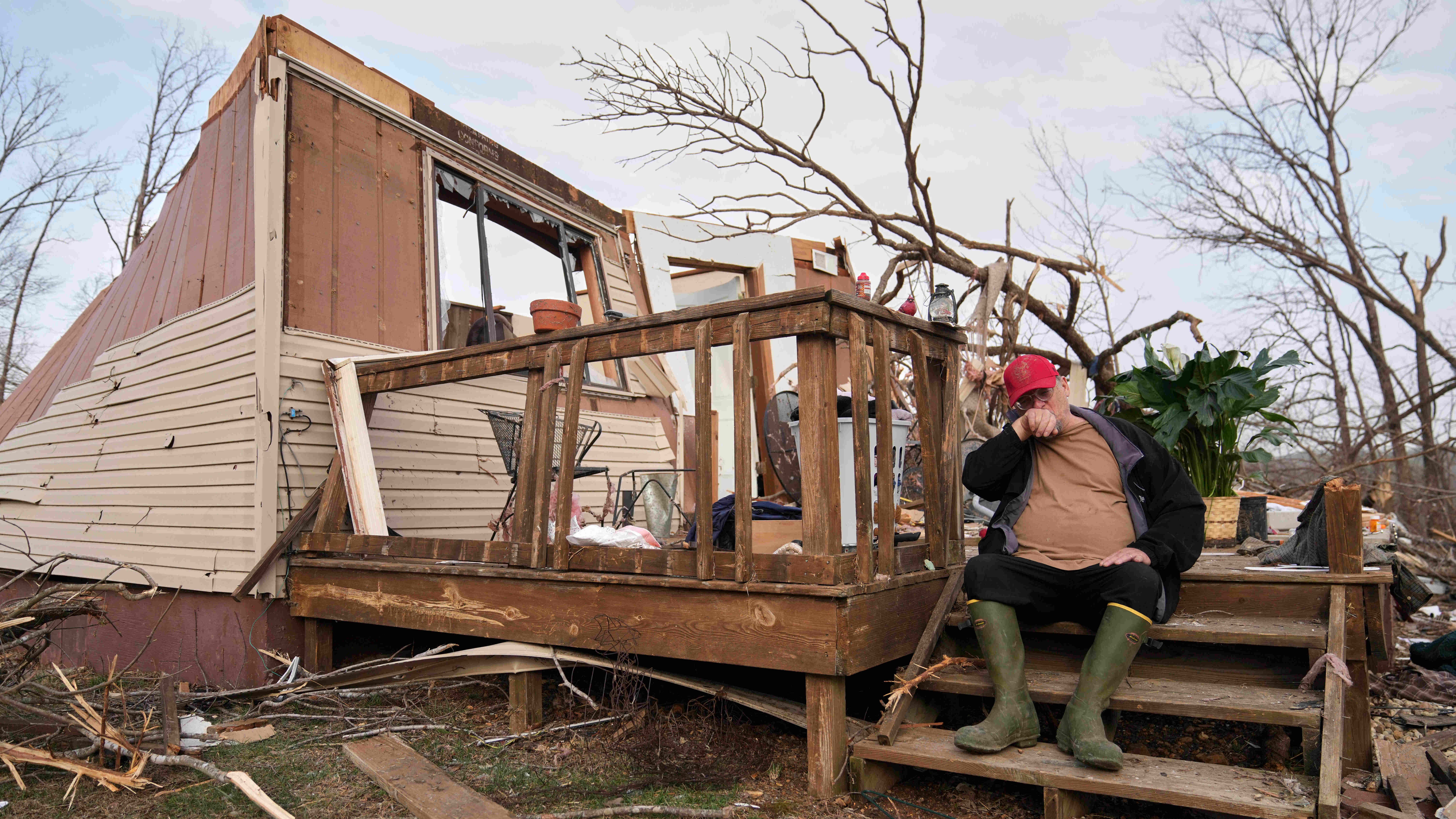 dpatopbilder - 15.03.2025, USA, Wayne County: Tim Scott sitzt auf der Treppe seines Hauses, in dem er sich befand, als es in der Nacht zum Samstag in Wayne County, Missouri, durch einen schweren Sturm zerst&ouml;rt wurde. Foto: Jeff Roberson/AP/dpa +++ dpa-Bildfunk +++