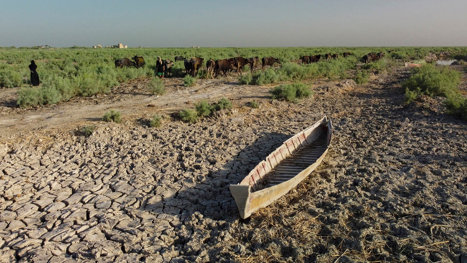 Ein Boot liegt auf trockenem Grund bei niedrigem Wasserstand in den Chibayish-S&uuml;mpfen in Nasiriyah im S&uuml;dirak. Foto: Nabil al-Jurani/AP/dpa +++ dpa-Bildfunk +++