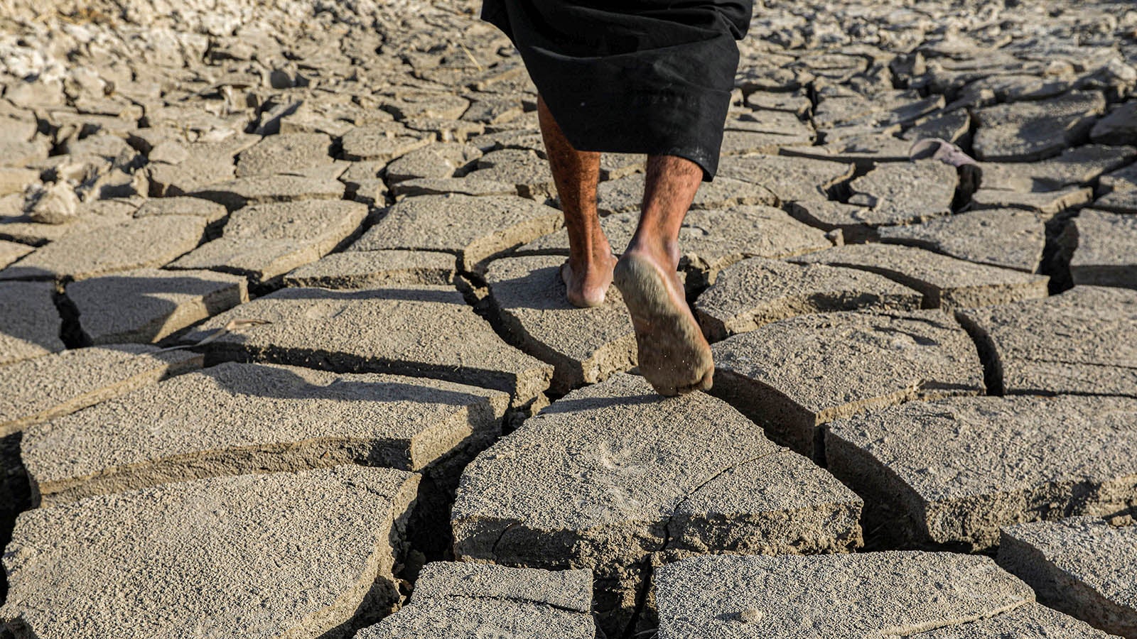 Ein Fischer steht auf dem ausgetrockneten Boden in den Schibajisch (Chibayish)-S&uuml;mpfe. Das s&uuml;dirakische Sumpfgebiet am Euphrat geh&ouml;rt zum Unesco-Welterbe. Foto: Nabil al-Jurani/AP/dpa +++ dpa-Bildfunk +++