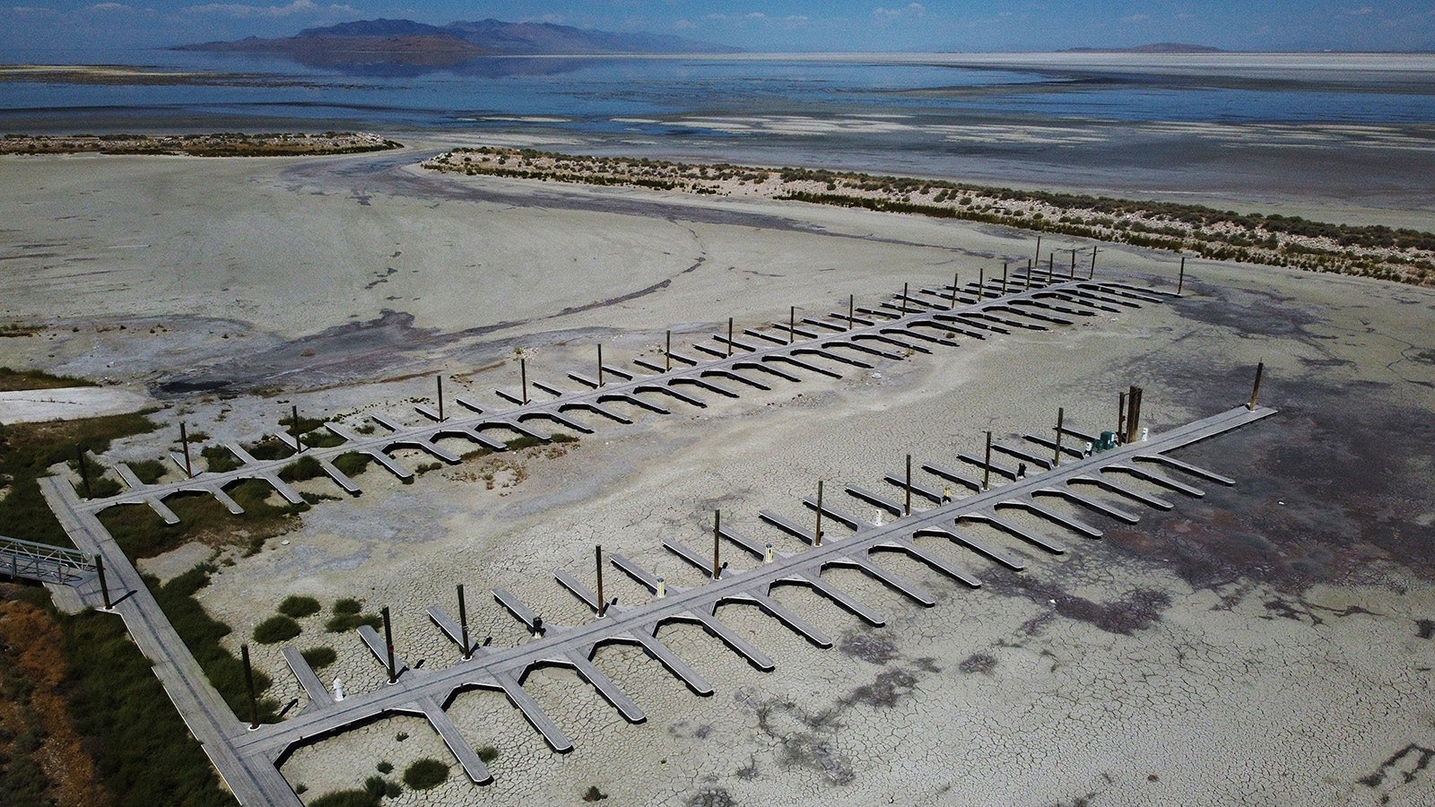 Inmitten einer schweren D&uuml;rre ist der Wasserstand am ber&uuml;hmten Gro&szlig;en Salzsee im US-Bundesstaat Utah auf den niedrigsten jemals gemessenen Wert gesunken. Das Bild zeigt verwaiste Anlegestellen von der Antelope Island Marina am Gro&szlig;en Salzsee. 
AP Photo/Rick Bowmer