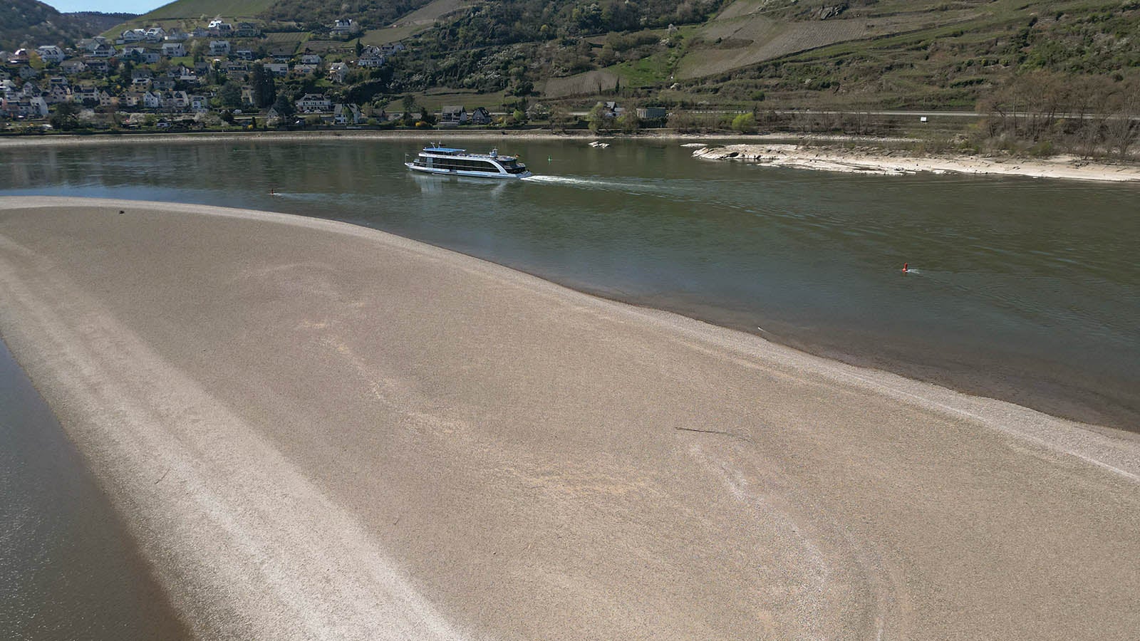Rheinland-Pfalz, St. Goarshausen: Ein Passagierschiff f&auml;hrt an einer Sandbank der sogenannten "Sieben Jungfrauen" vorbei. Der Wasserstand im Rhein ist f&uuml;r die Jahreszeit bereits extrem niedrig, Frachtschiffe k&ouml;nnen nicht mehr voll beladen werden. Foto: Thomas Frey/dpa