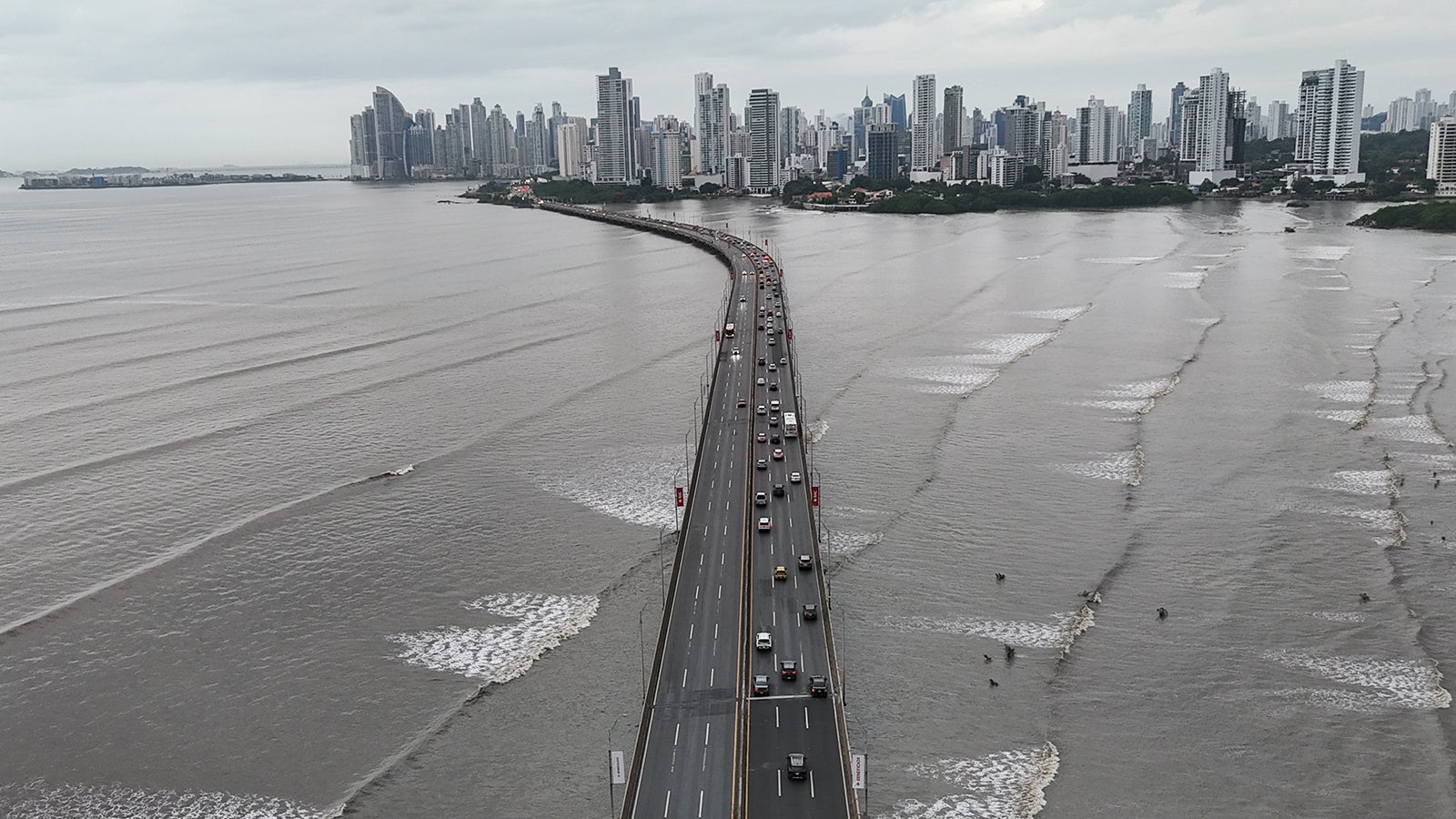 dpatopbilder - 30.07.2025, Panama, Panama-Stadt: Autos stehen auf der Panamericana-Autobahn in Panama-Stadt still, nachdem ein Erdbeben vor der K&uuml;ste Russlands am fr&uuml;hen Mittwoch eine Tsunami-Warnung ausgel&ouml;st hatte. Foto: Matias Delacroix/AP/dpa +++ dpa-Bildfunk +++