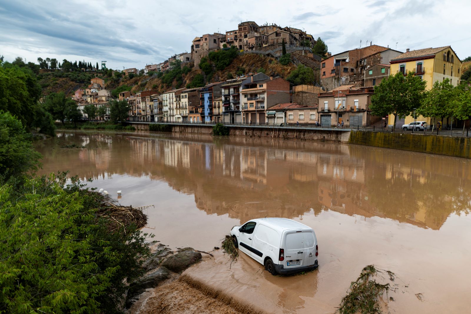 &Uuml;berschwemmung im spanischen Cubelles: Ein Fahrzeug steht reifenhoch im Wasser. Foto: dpa
