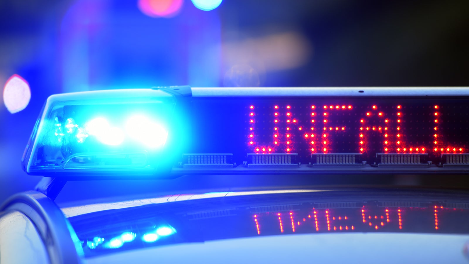 Auf einem Polizeifahrzeug warnt eine Leuchtschrift vor einer Unfallstelle. Foto: Stefan Puchner/dpa +++ dpa-Bildfunk +++