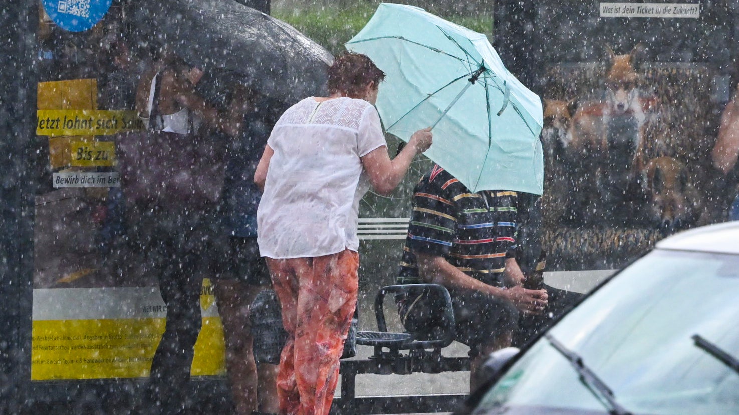 26.06.2025, Berlin: Starke Regenf&auml;lle gehen in Karlshorst nieder. Foto: Jens Kalaene/dpa +++ dpa-Bildfunk +++