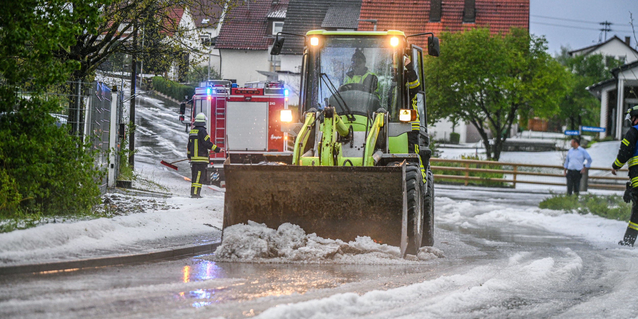 16.05.2024, Baden-W&uuml;rttemberg, S&ouml;hnstetten: Einsatzkr&auml;fte der Feuerwehr r&auml;umen eine Stra&szlig;e. Es regnete in der Nacht im S&uuml;dwesten und Westen Deutschlands heftig,  aber anders als bef&uuml;rchtet hielten sich die Eins&auml;tze f&uuml;r Feuerwehr und Polizei in Grenzen. Foto: Jason Tschepljakow/dpa +++ dpa-Bildfunk +++