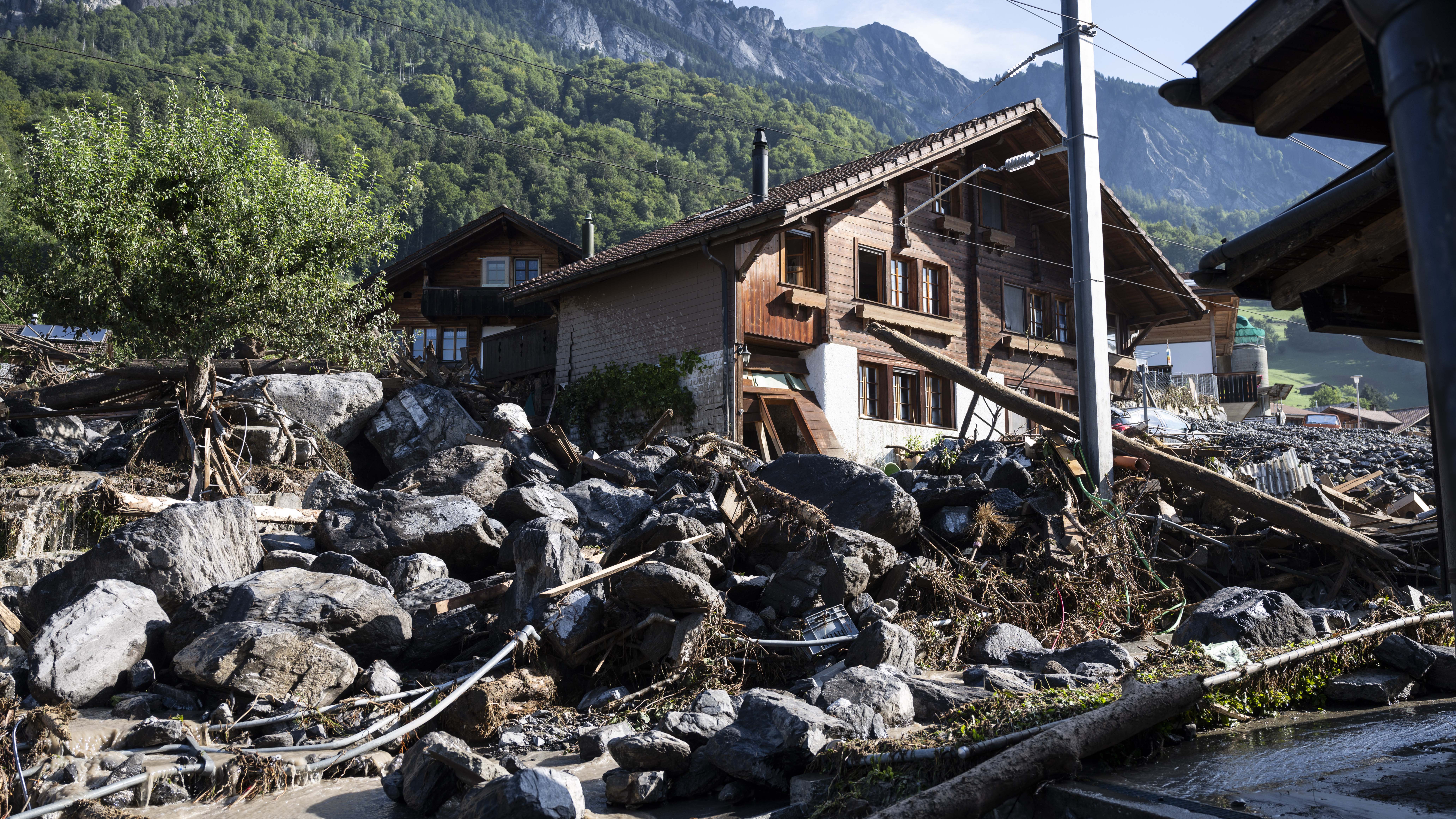 Am Montagabend haben heftige Gewitter einen Murgang ausgel&ouml;st und Geb&auml;ude, parkende Fahrzeuge, Stra&szlig;en sowie Infrastruktur des &ouml;ffentlichen Verkehrs besch&auml;digt. 
Alessandro Della Valle/KEYSTONE/dpa