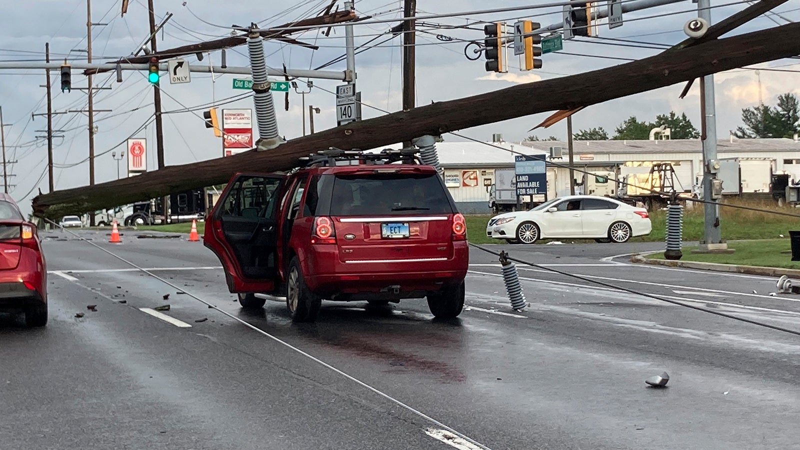 07.08.2023, USA, Westminster: Ein umgest&uuml;rzter Strommast liegt auf einem Auto an einer Kreuzung der Route 140. eftige Regenf&auml;lle, begleitet von starken St&uuml;rmen fegten in der Nacht &uuml;ber Maryland hinweg. Mehrere B&auml;ume und Strommasten wurden umgest&uuml;rzt. Zuvor wurde eine Tornadowarnung f&uuml;r die Region ausgegeben. Foto: Baltimore Sun Staff/The Baltimore Sun/AP/dpa +++ dpa-Bildfunk +++