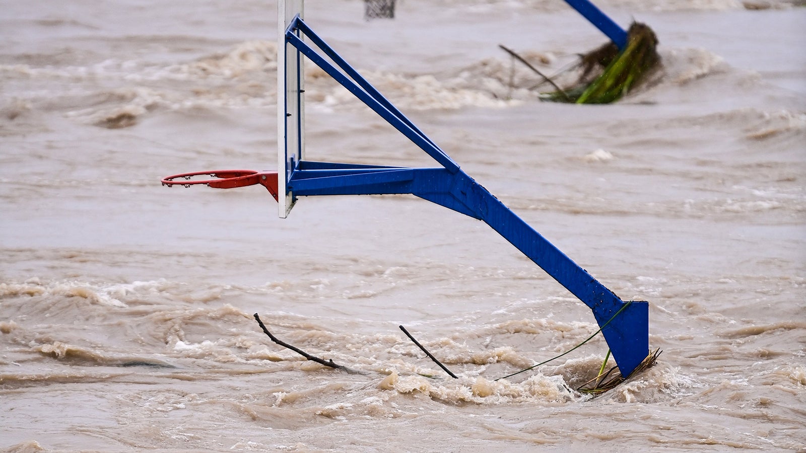 6. avgust 2023, Hrvaška, Zagreb: Po obilnem deževju so košarkarske koše obkrožile poplave.  Na Hrvaškem so pripadniki civilne zaščite ostali pozorni.  Čeprav so vodostaji rek, ki pritekajo s Hrvaške, narasli, so ostali pod rekordnimi nivoji iz preteklih let.  Deloma je Sava prestopila bregove.  Foto: Igor Soban/PIXSELL/XinHua/dpa +++ dpa slikovni radio +++