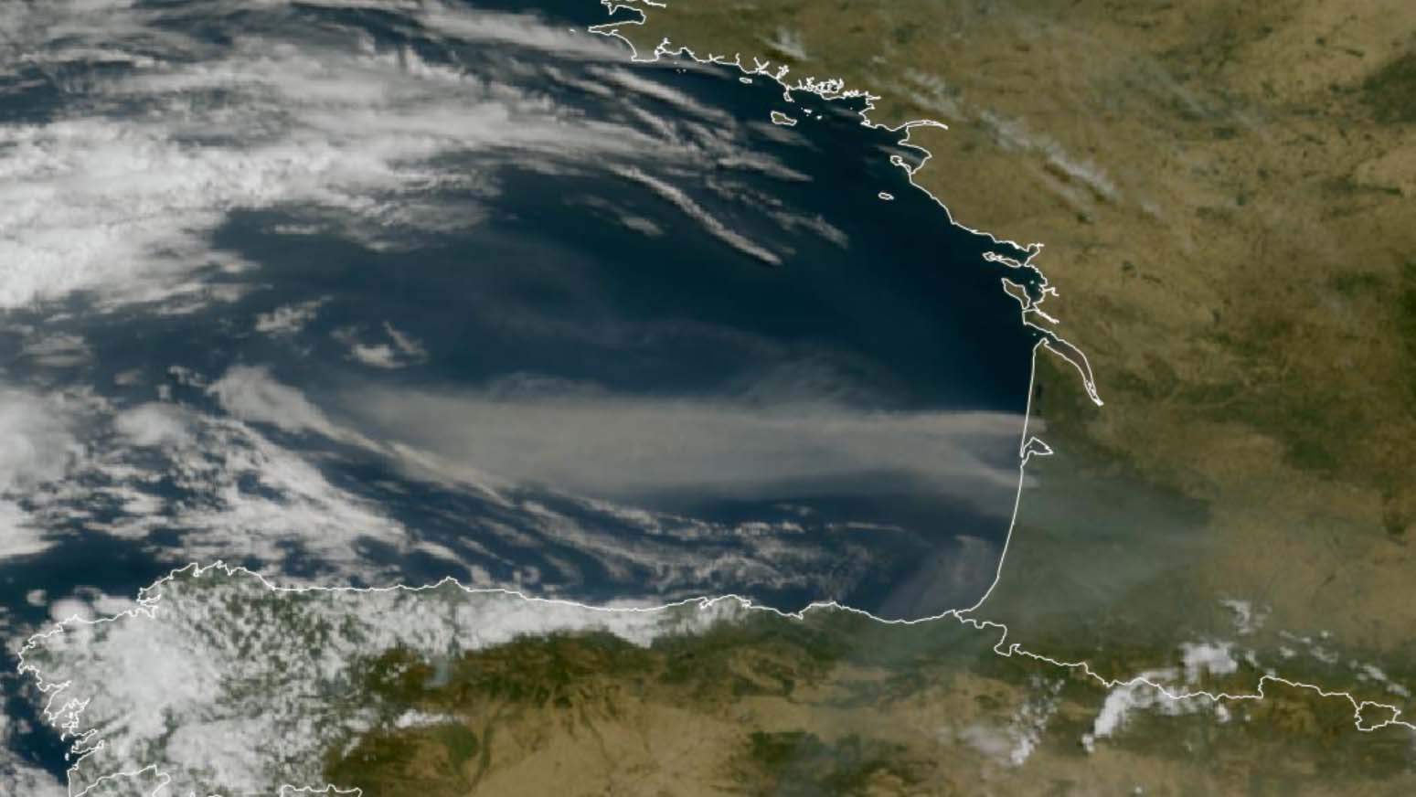 Verheerende Waldbr&auml;nde nahe Bordeaux treiben eine riesige Rauchwolke auf den Atlantik hinaus.