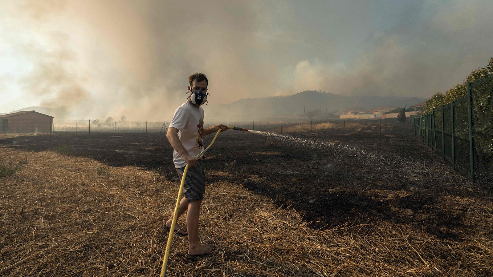 Im S&uuml;den Frankreichs w&uuml;tet ein gro&szlig;er Vegetationsbrand. Mehr als 2400 Hektar fielen den Flammen zum Opfer, wie franz&ouml;sische Medien unter Berufung auf die &ouml;rtliche Pr&auml;fektur am Abend berichteten.  Foto: Idriss Bigou-Gilles/AFP/dpa