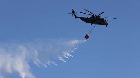 12.08.2022, Sachsen-Anhalt, Schierke: Hubschrauber der Bundeswehr unterstützen die Brandbekämpfung im Einsatzgebiet im Harz. Seit Donnerstag brennt eine größere Waldfläche im Nationalparkgebiet Harz. Foto: Matthias Bein/dpa +++ dpa-Bildfunk +++