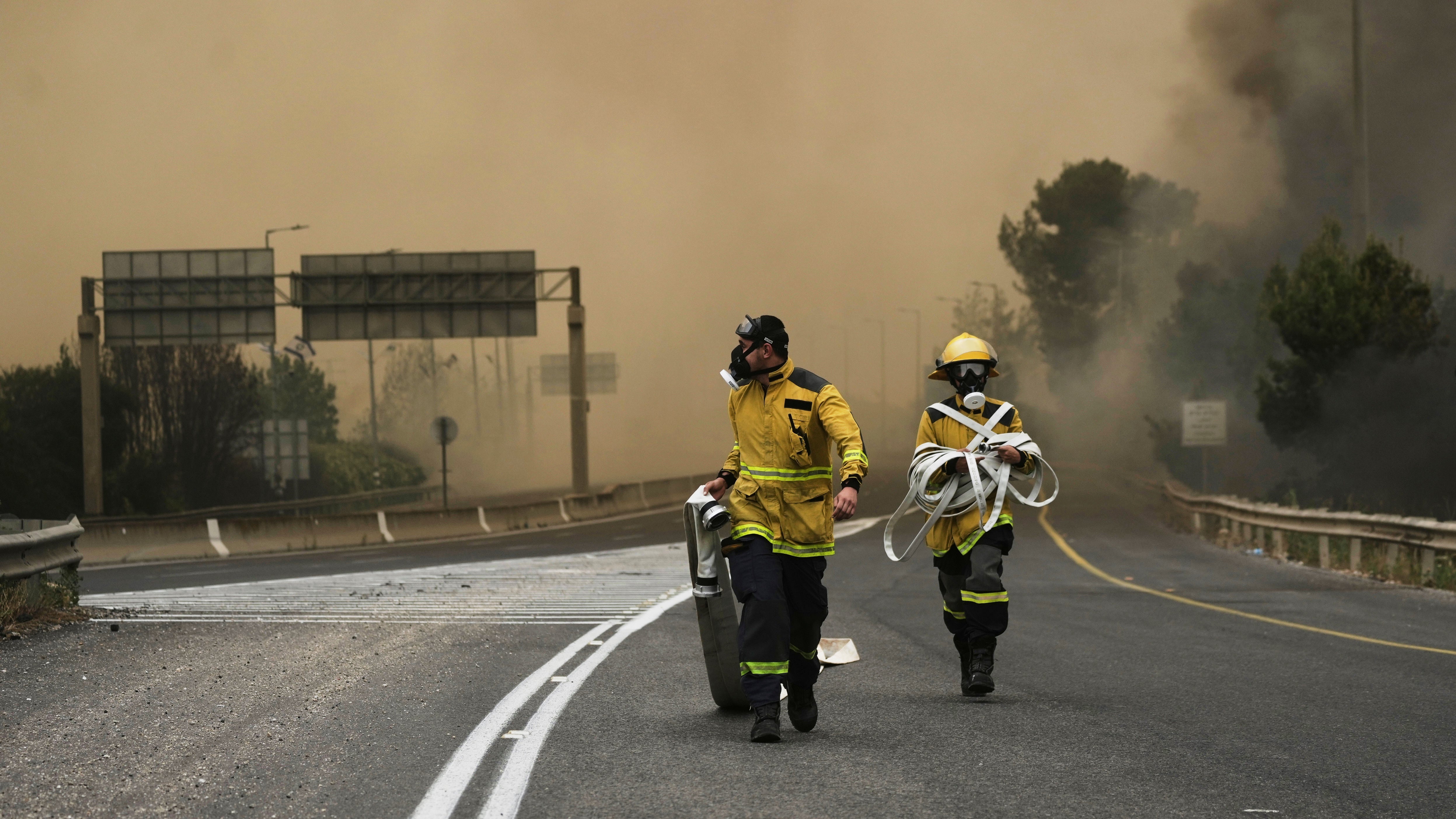 30.04.2025, Israel, Jerusalem: Israelische Feuerwehrleute l&ouml;schen einen Waldbrand in der N&auml;he von Jerusalem. Foto: Mahmoud Illean/AP/dpa +++ dpa-Bildfunk +++