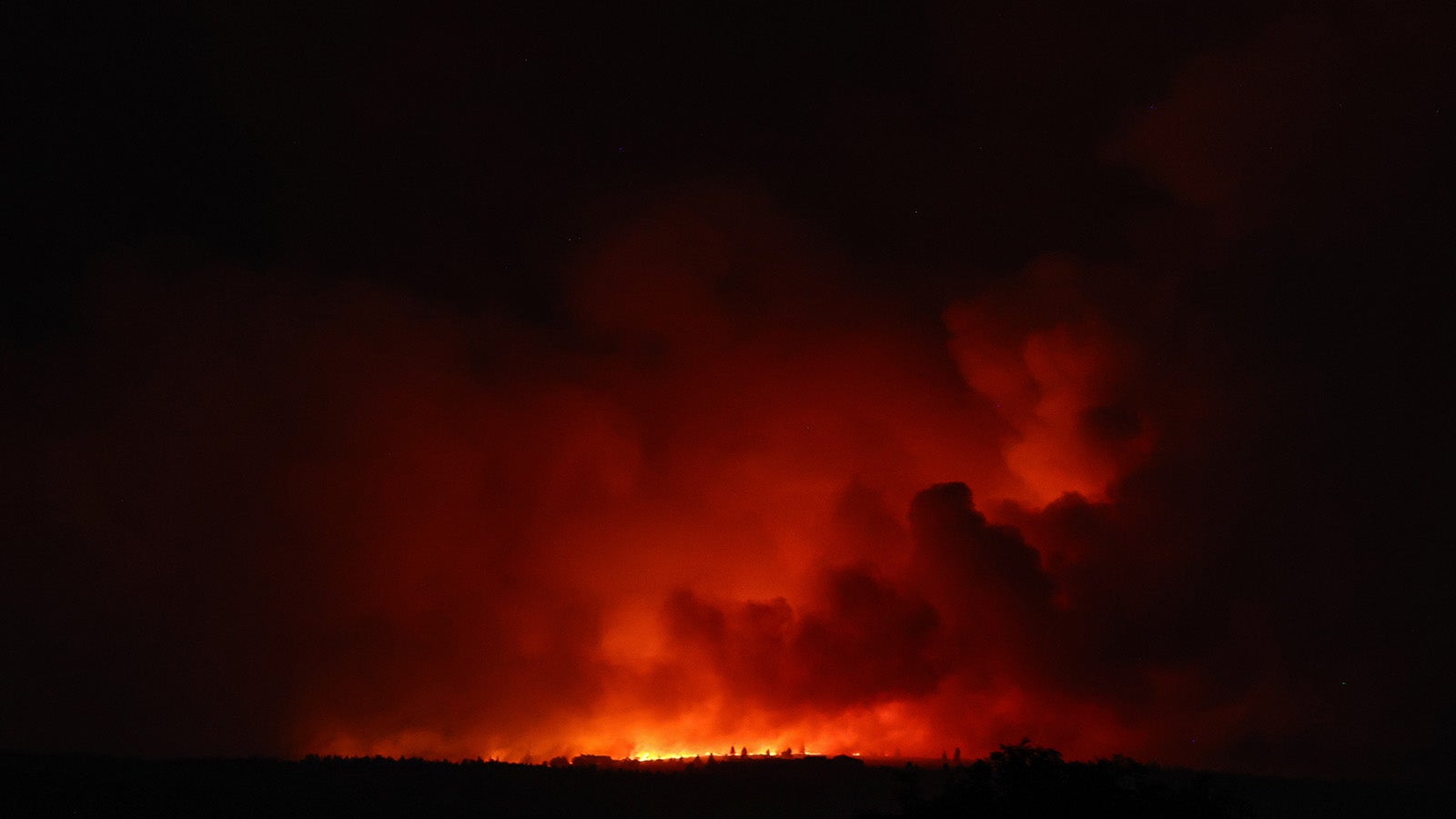 Blick auf ein Feuer im Naturschutzgebiet &laquo;Hautes Fagnes&raquo; (Hohe Venn). (zu dpa: &laquo;Lage bei Monschau spitzt sich zu - Waldbrand r&uuml;ckt n&auml;her&raquo;)