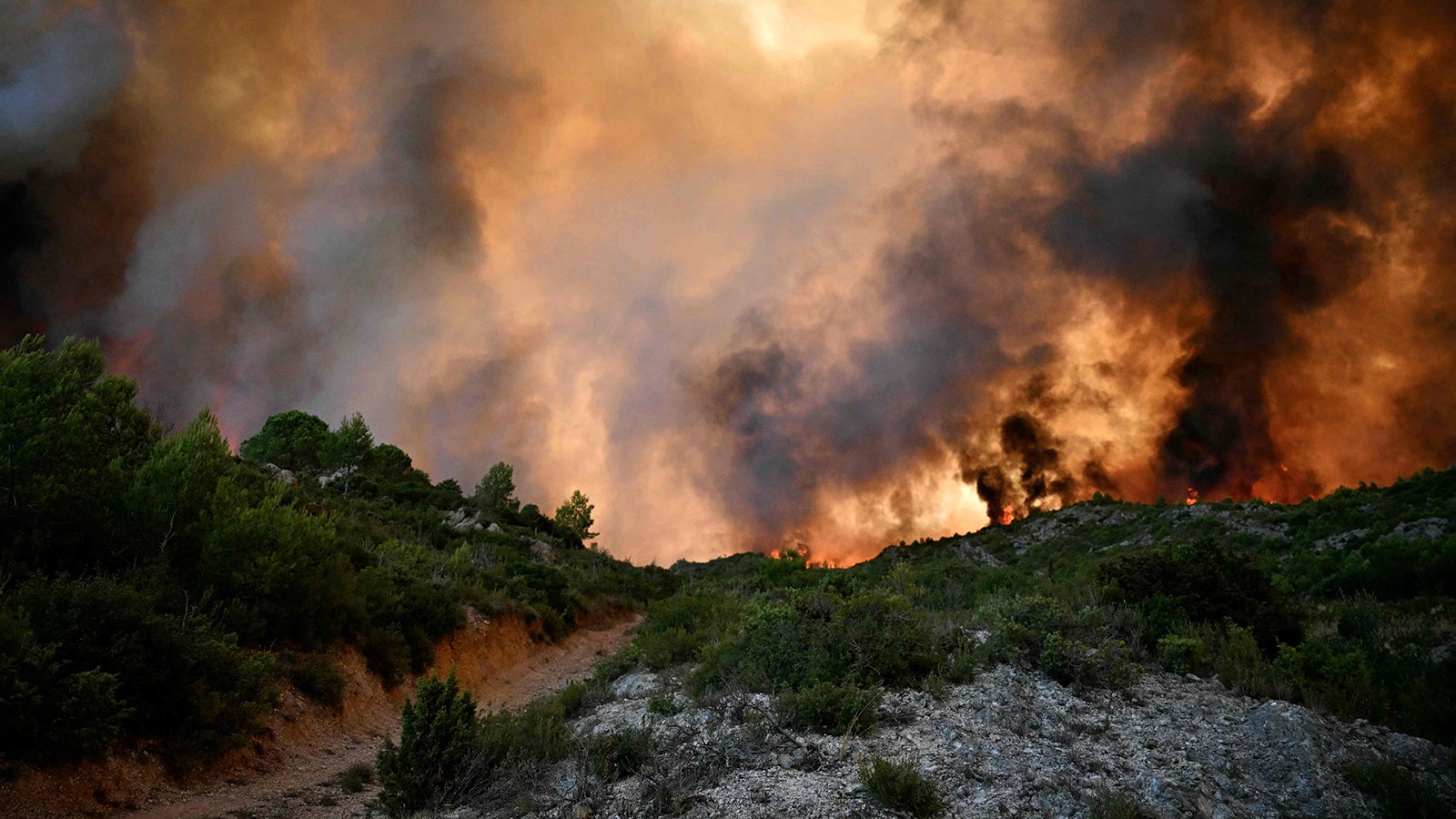 06.08.2025, Frankreich, Fontjoncouse: Ein Wald steht in der N&auml;he von Fontjoncouse, im S&uuml;dwesten Frankreichs, in Flammen. Mehr als 16.000 Hektar Land befielen die Flammen, wie die &ouml;rtliche Pr&auml;fektur mitteilte. Foto: Lionel Bonaventure/AFP/dpa +++ dpa-Bildfunk +++