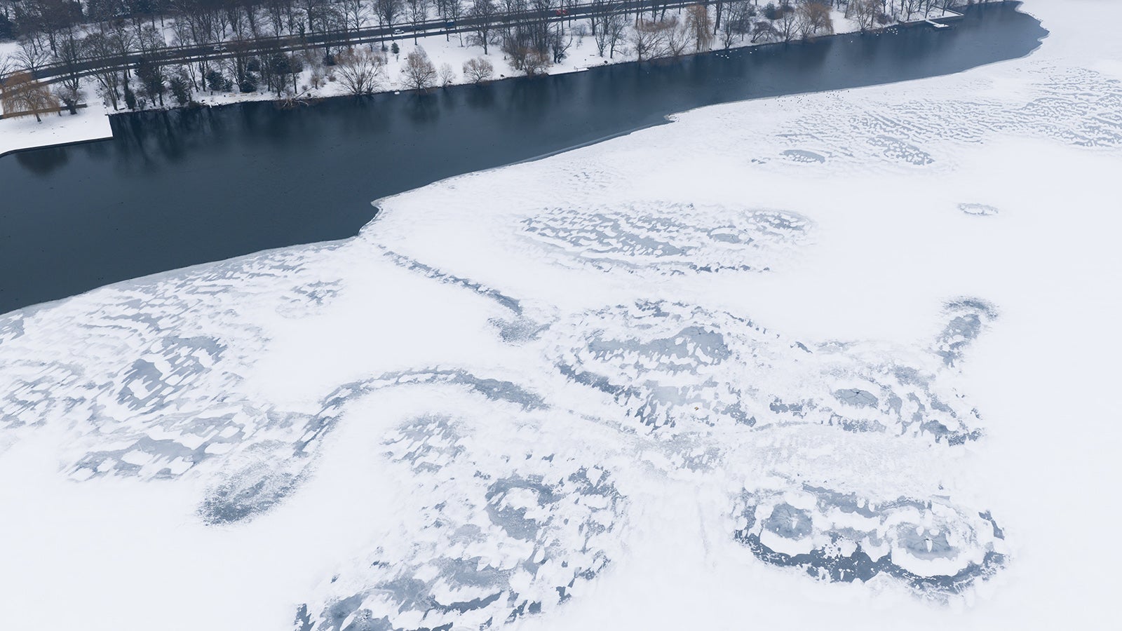 Eine Eisschicht bedeckt teilweise den Maschsee in Hannover. (Luftaufnahme mit Drohne). Foto: Julian Stratenschulte/dpa 
