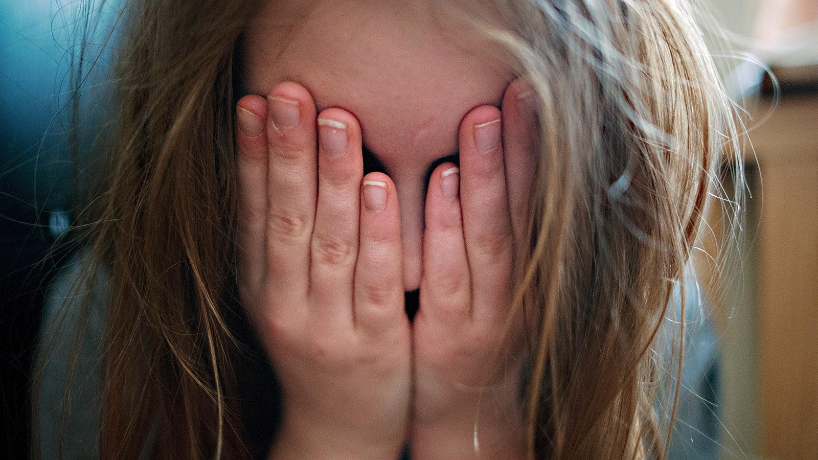 Ein junges M&auml;dchen h&auml;lt sich die H&auml;nde vor sein Gesicht.  (zu dpa: &laquo;Was die Klimakrise mit Kindern macht&raquo;)