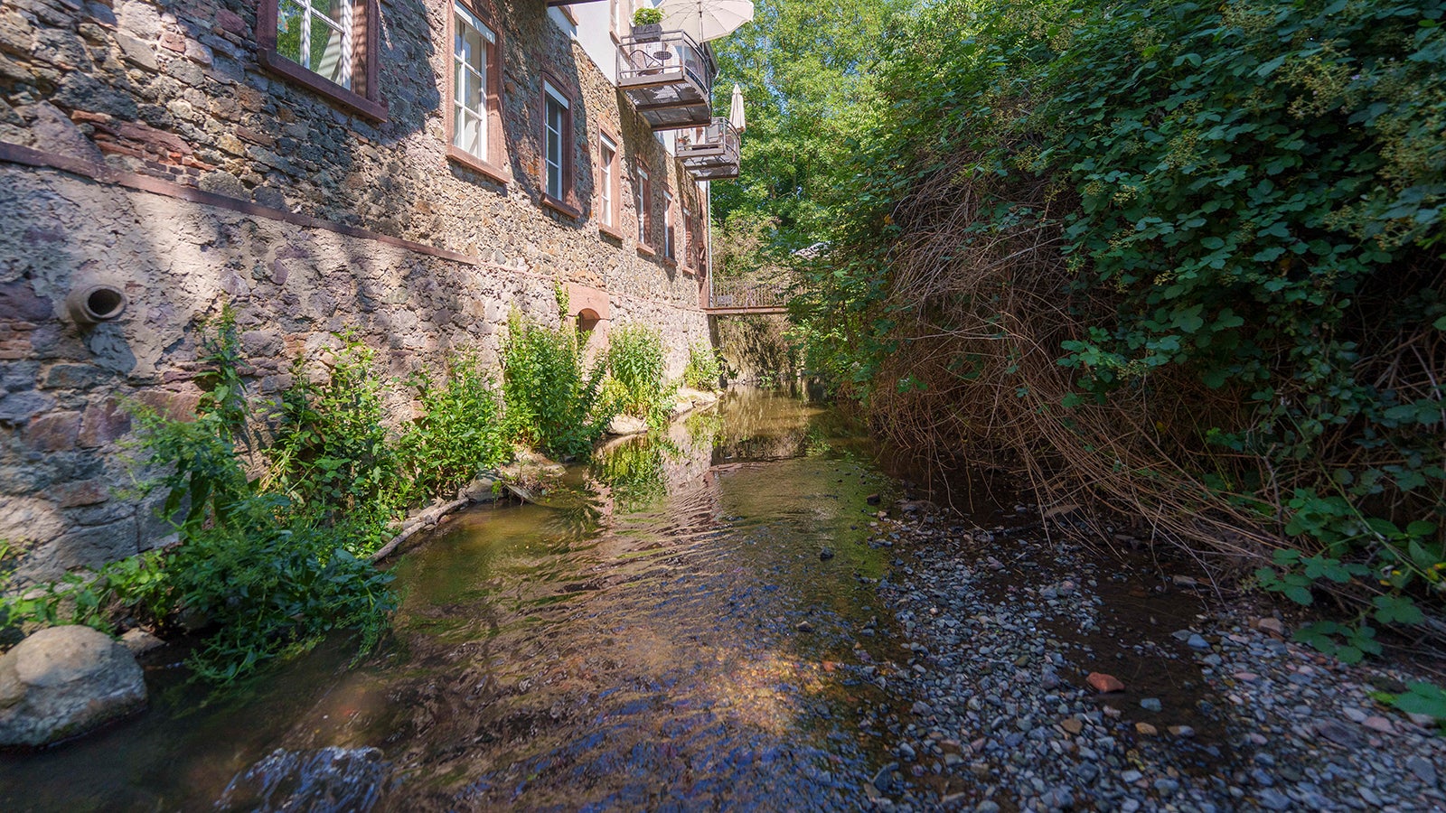 25.06.2023, Hessen, Darmstadt: Die Modau flie&szlig;t im Stadtteil Eberstadt durch den historischen Stadtkern. In zahlreichen hessischen Kommunen, unter anderem auch in der Stadt Darmstadt, ist die Wasserentnahme aufgrund der Trockenheit, aus oberirdischen Gew&auml;ssern verboten. Das Verbot solle dazu beitragen, die &Ouml;kosysteme zu sch&uuml;tzen. (zu dpa Zusammenfassung - Wegen Trockenheit verbieten zahlreiche Kommunen Wasserentnahme) Foto: Andreas Arnold/dpa +++ dpa-Bildfunk +++