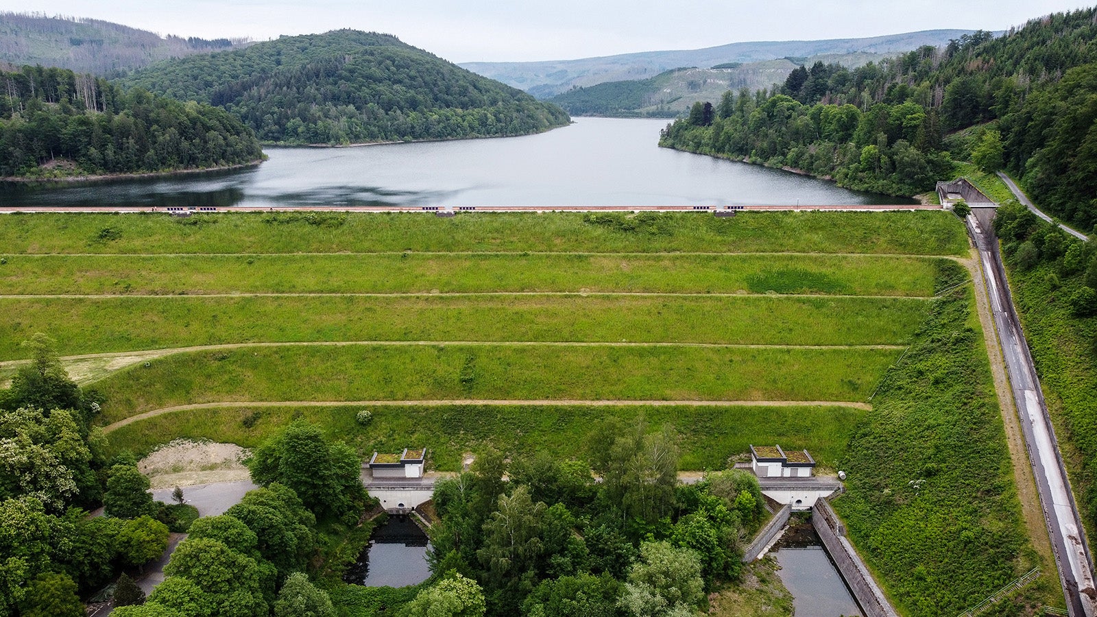 ARCHIV - 06.06.2023, Niedersachsen, Osterode: Blick auf die S&ouml;setalsperre mit seiner Staumauer im Harz (Luftaufnahme mit einer Drohne). Die Talsperren im Harz sind unter anderem f&uuml;r die Trinkwasserversorgung von G&ouml;ttingen bis Bremen zust&auml;ndig. (zu dpa: &laquo;Nasse Winter, trockene Sommer: Wie wir in Zukunft mit Wasser umgehen&raquo;) Foto: Swen Pf&ouml;rtner/dpa +++ dpa-Bildfunk +++