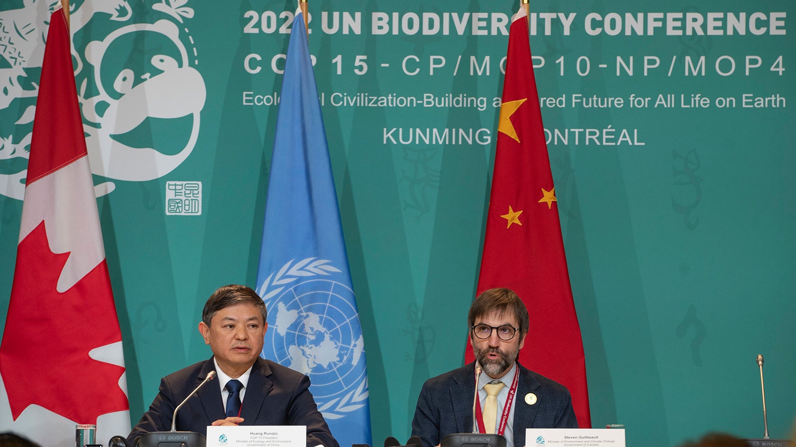 17.12.2022, Kanada, Montreal: Huang Runqiu (l), Pr&auml;sident der COP 15 und Minister f&uuml;r &Ouml;kologie und Umwelt von China, h&ouml;rt zu, w&auml;hrend Steven Guilbeault, Minister f&uuml;r Umwelt und Klimawandel von Kanada, w&auml;hrend einer Pressekonferenz auf dem COP 15-Gipfel &uuml;ber Biodiversit&auml;t spricht. Von dem bis zum Montag geplanten Gipfel in Montreal erhoffen sich Organisatoren, Wissenschaftler und Vertreter von Nichtregierungsorganisationen ein globales Abkommen f&uuml;r den Artenschutz - &auml;hnlich dem Pariser Klimaschutz-Abkommen. Foto: Peter Mccabe/Canadian Press via ZUMA Press/dpa +++ dpa-Bildfunk +++