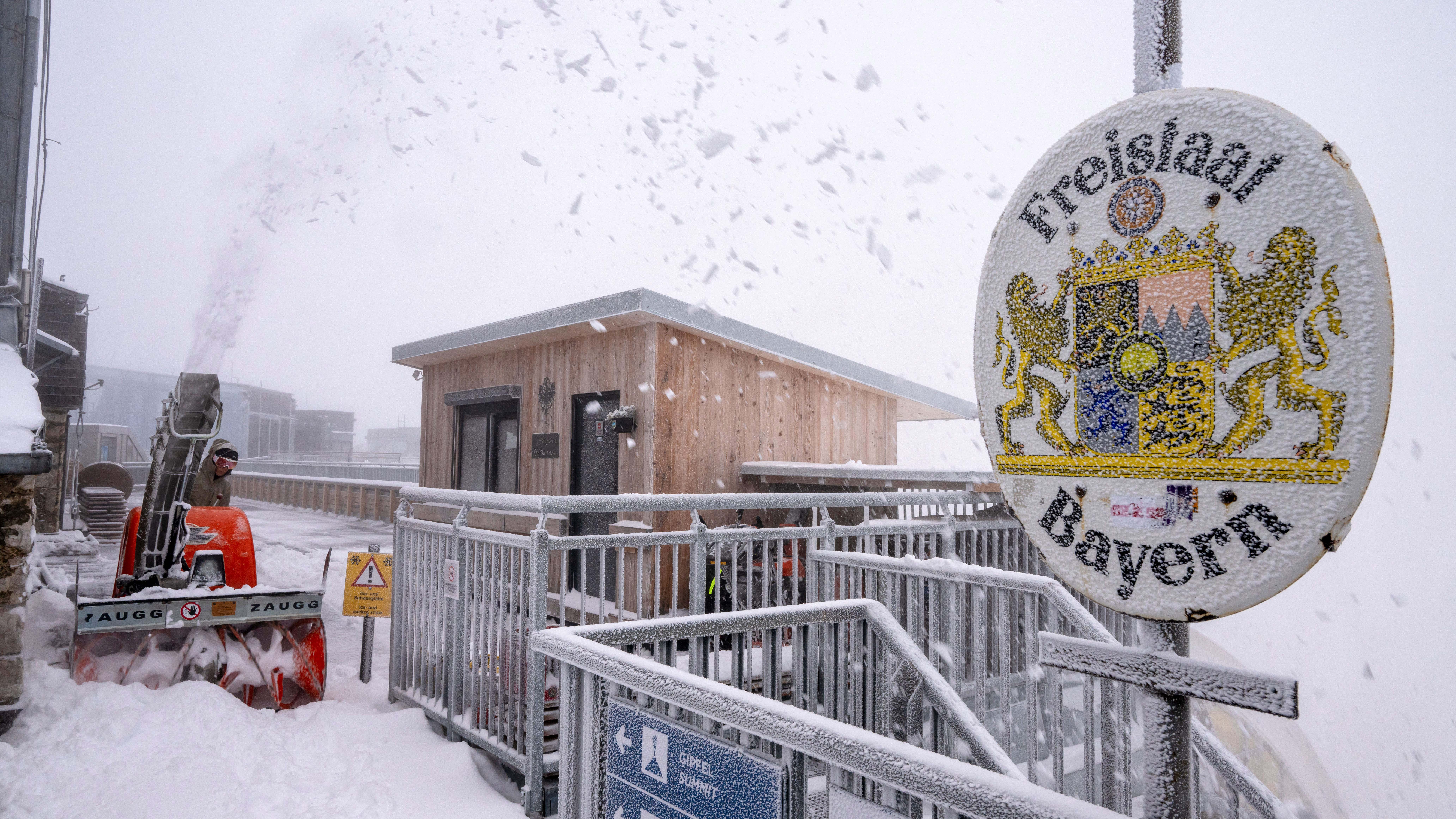 Auf der Zugspitze ist in der Nacht einiges an Neuschnee zusammengekommen.
Foto: Peter Kneffel/dpa