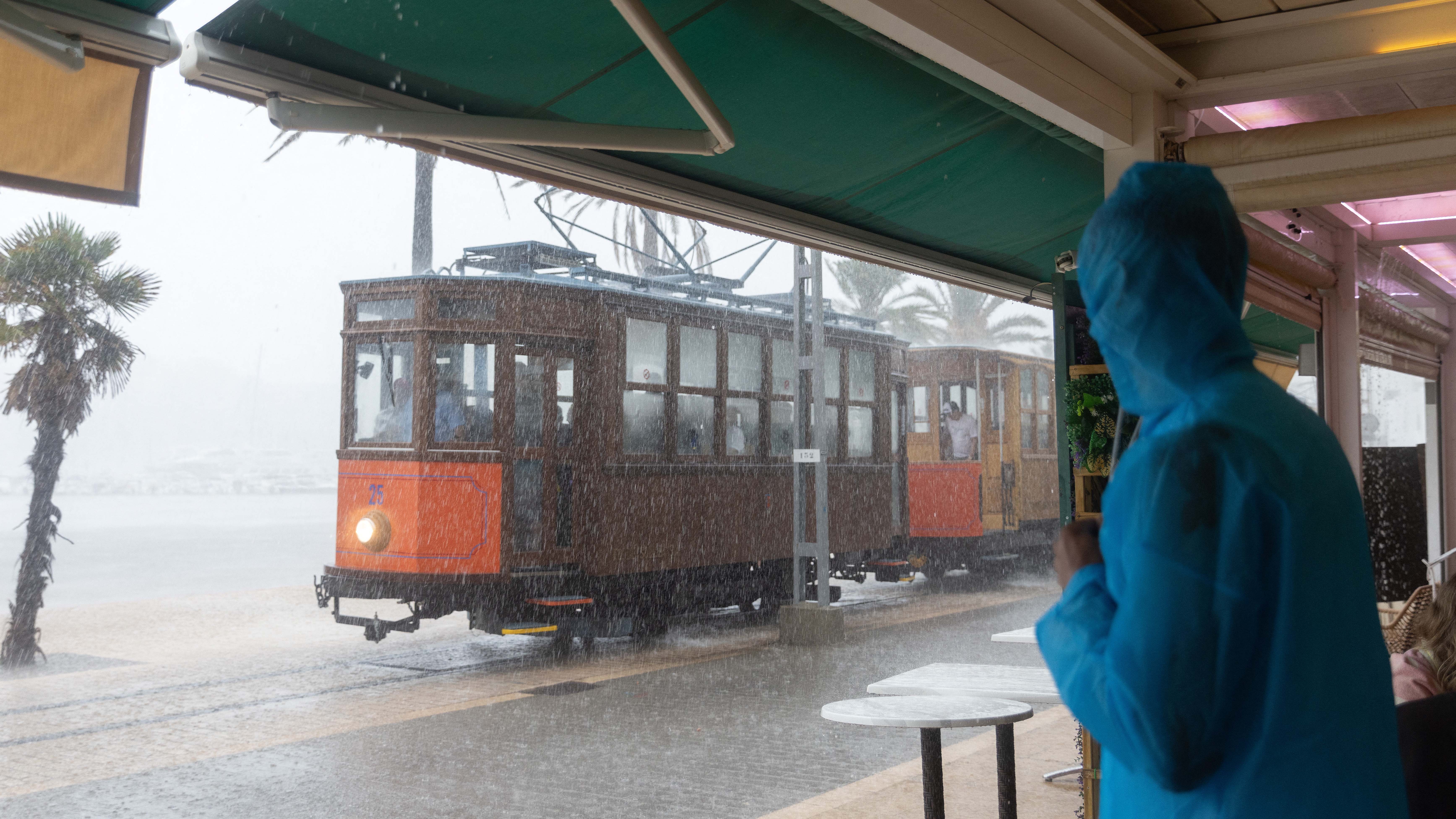 Ein Tram f&auml;hrt im Regen am Port de S&oacute;ller.
Quelle: Clara Margais/dpa