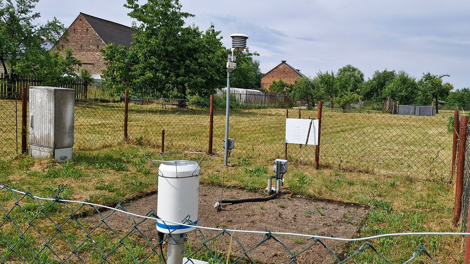 HANDOUT - 29.06.2026, Brandenburg, Nei&szlig;em&uuml;nde: An der Wetterstation im brandenburgischen Coschen in der Gemeinde Nei&szlig;em&uuml;nde hat der Deutsche Wetterdienst am Sonntag einen vorl&auml;ufigen Temperaturrekord von 41,7 Grad in Deutschland gemessen. Foto: C. Milde/Amt Neuzelle/dpa - ACHTUNG: Nur zur redaktionellen Verwendung im Zusammenhang mit der aktuellen Berichterstattung und nur mit vollst&auml;ndiger Nennung des vorstehenden Credits +++ dpa-Bildfunk +++