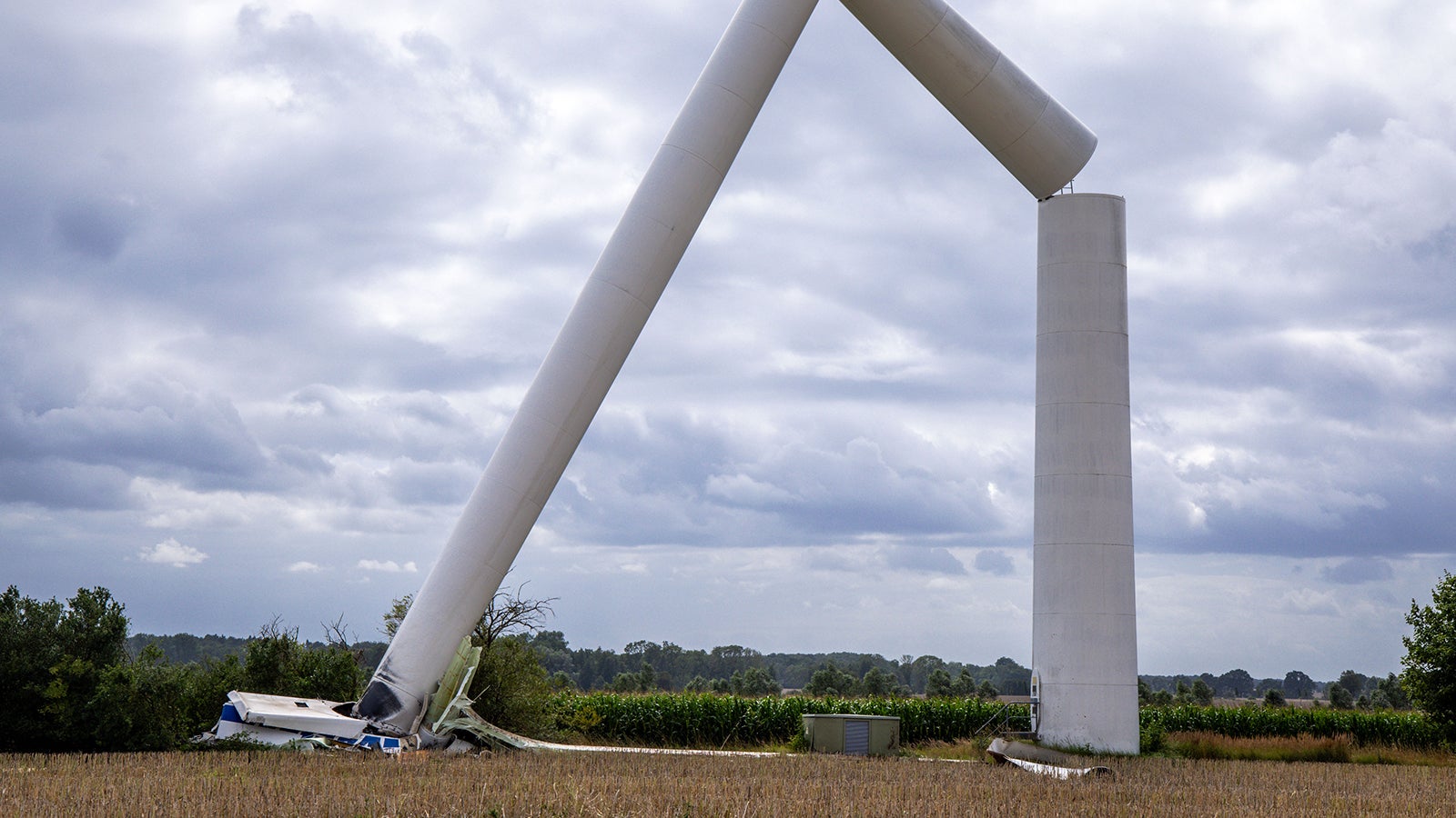 dpatopbilder - 07.08.2023, Mecklenburg-Vorpommern, D&ouml;litz: Die Reste eines vom Sturm abgeknickten Windrades stehen auf einem abgeernteten Rapsfeld. Vermutlich verursacht durch eine heftige Windb&ouml;e ist in dem Windpark s&uuml;dlich von Gnoien ein Windrad zerst&ouml;rt worden. Beamte sperrten das Gebiet ab, Verletzte habe es nicht gegeben. Die anderen f&uuml;nf Turbinen in dem Windpark seien vorsorglich angehalten worden. Foto: Jens B&uuml;ttner/dpa +++ dpa-Bildfunk +++