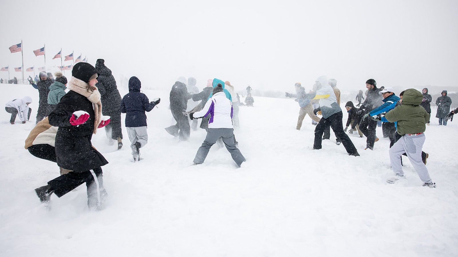 dpatopbilder - 25.01.2026, USA, Washington: Menschen spielen im Schnee an der National Mall, w&auml;hrend starker Schneefall Washington, D.C.. Foto: Mehmet Eser/ZUMA Press Wire/dpa +++ dpa-Bildfunk +++