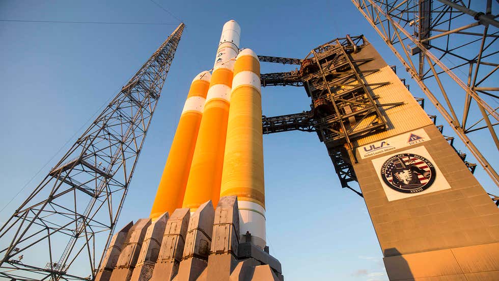 See the Stunning Launch of the World's Largest Rocket (PHOTOS) | The ...