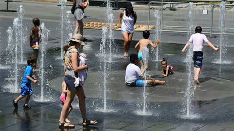 Los chorros de agua son el único recurso para sofocar el calor en la plaza de las Artes de Montreal, en Canadá. EVA HAMBACH / AFP / GETTY