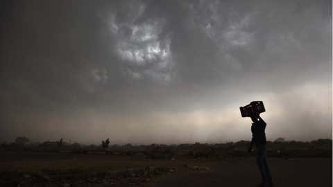 El viento y el polvo anticiparon la lluvia, el pasado domingo, en Gurugram, en India. SANJEEV VERMA / HINDUSTAN TIMES / GETTY