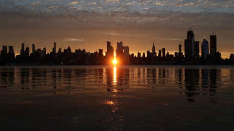 El sol amanece por la calle 42, según se ve desde Weehawken. GARY HERSHORN / GETTY