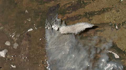 Una nube de fuego asciende sobre la Pampa argentina. Jeff Schmaltz / NASA