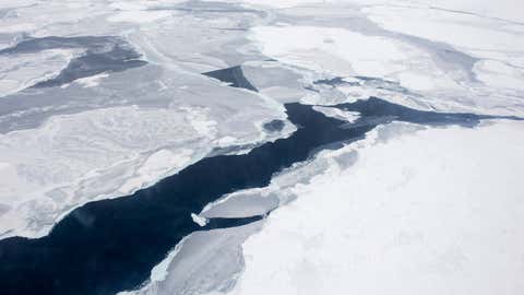 La banquise de l'Arctique est fragilisée par le réchauffement climatique (US Navy)