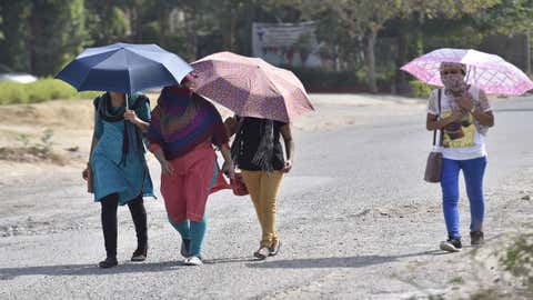 1er avril 2018 - A Gurgaon, en Inde, des habitantes se protègent du soleil. (Sanjeev Verma/Hindustan Times via Getty Image)