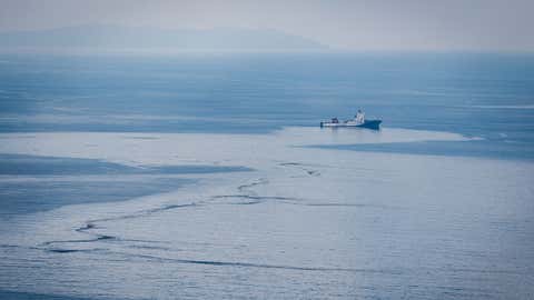 La trace d'hydrocarbure est apparue après la collision entre les deux navires. ©Benoit Emile/Marine Nationale/Défense