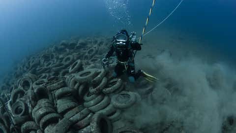 Côte d’Azur : des dizaines de milliers de pneus retirés de la mer. les opérations ont commencé en 2015. (crédit Greg Lecoeur / Agence française pour la biodiversité)
