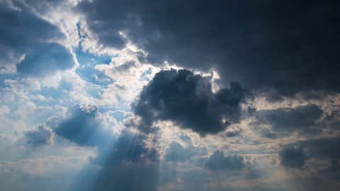 Pourquoi les nuages sont-ils blancs (ou gris) ?