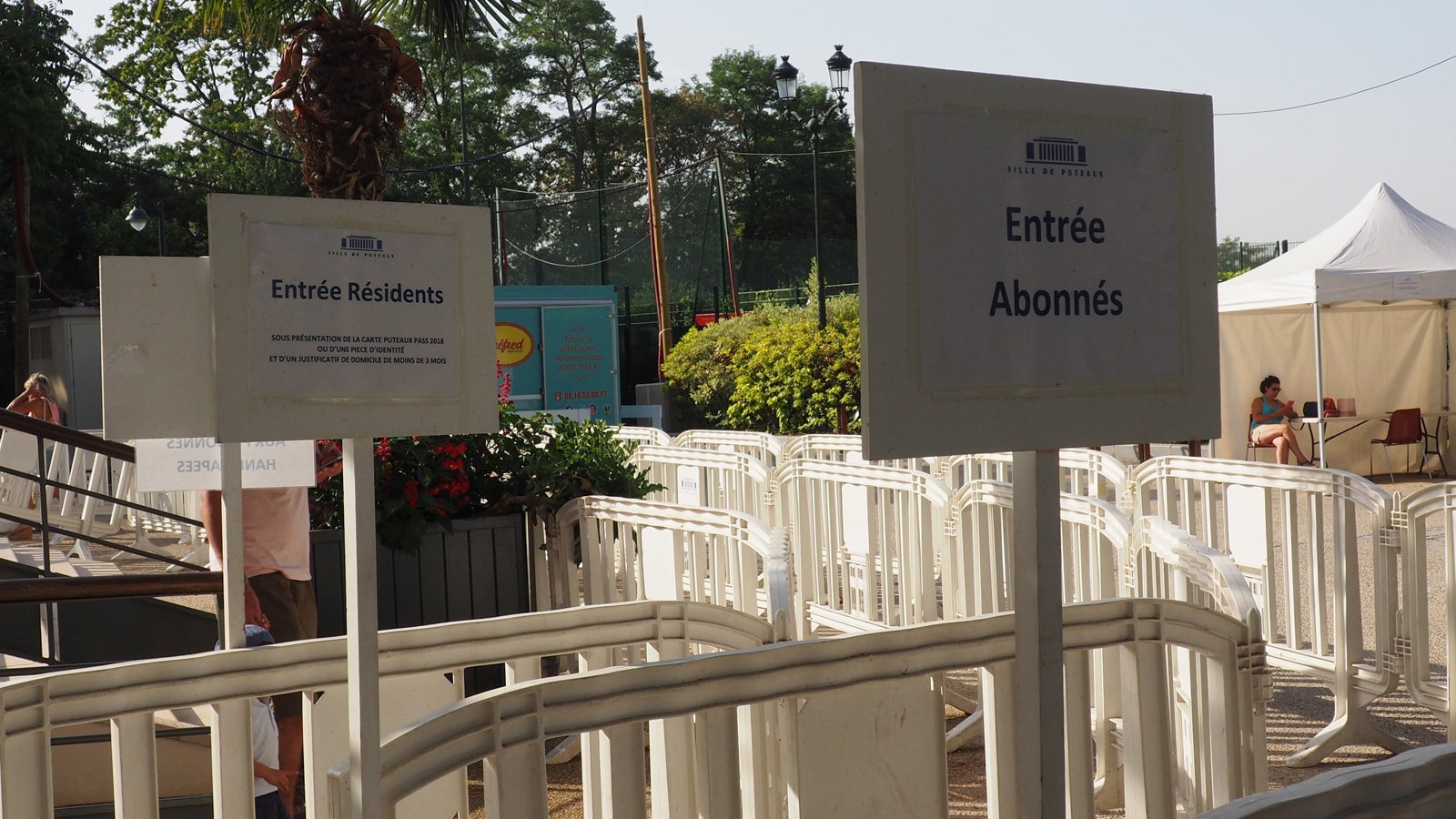 07.08.2018, Frankreich, Puteaux bei Paris: Schilder am Eingang zum Freibad weisen die Besucher darauf hin, dass bei Hitze nur Bewohner der Kommune und Abonnenten Zugang zum Schwimmbad haben. (zu dpa &laquo;Wegen &Uuml;berf&uuml;llung geschlossen&raquo; - Wo nicht alle Besucher willkommen sind vom 09.08.2018) Foto: Christian B&ouml;hmer/dpa +++ dpa-Bildfunk +++