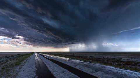 Extreme hail storm falling on the high plains of Colorado. This extreme weather event caused damage to vehicles and property, Colorado, USA. (Extreme hail storm falling on the high plains of Colorado. This extreme weather event caused damage to vehicl