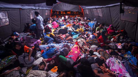 Di Basama Barat di provinsi Sumatera Barat, Indonesia, Feb. Pada Sabtu, 26 Mei 2022, sehari setelah gempa berkekuatan 6,2 skala richter, warga berkumpul di tenda untuk menghindari gempa. (Foto oleh ARDY FERNANDO / AFP via Getty Images)
