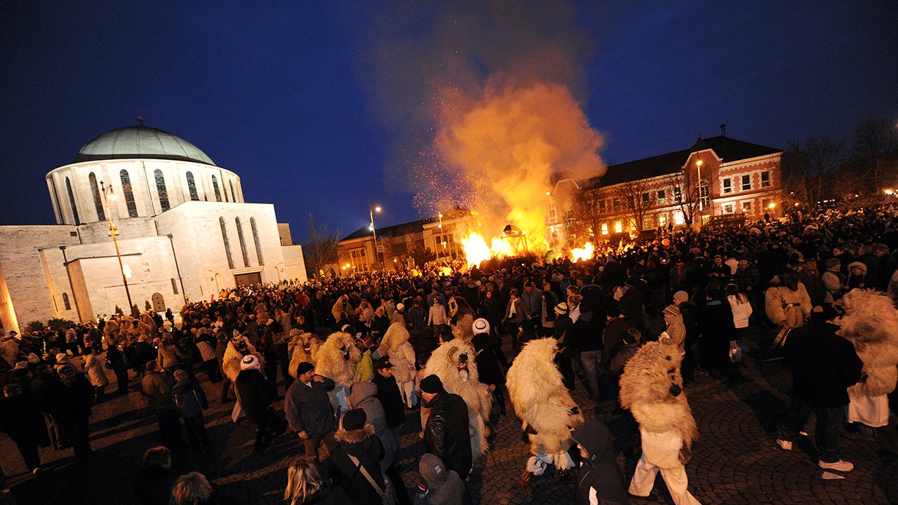 The Strange Hungarian Festival to Scare Away Winter (PHOTOS) | The