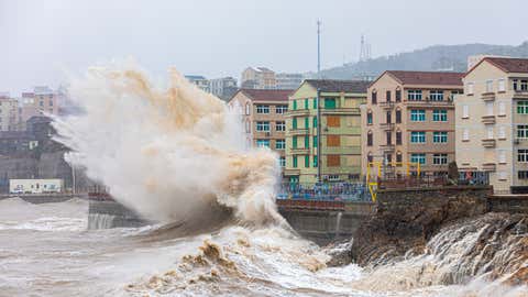 Onde alte colpiscono la costa mentre il tifone Muifa si avvicina il 14 settembre 2022 a Wenling, città di Taizhou, provincia cinese dello Zhejiang. (Xu Weijie/VCG tramite Getty Images)