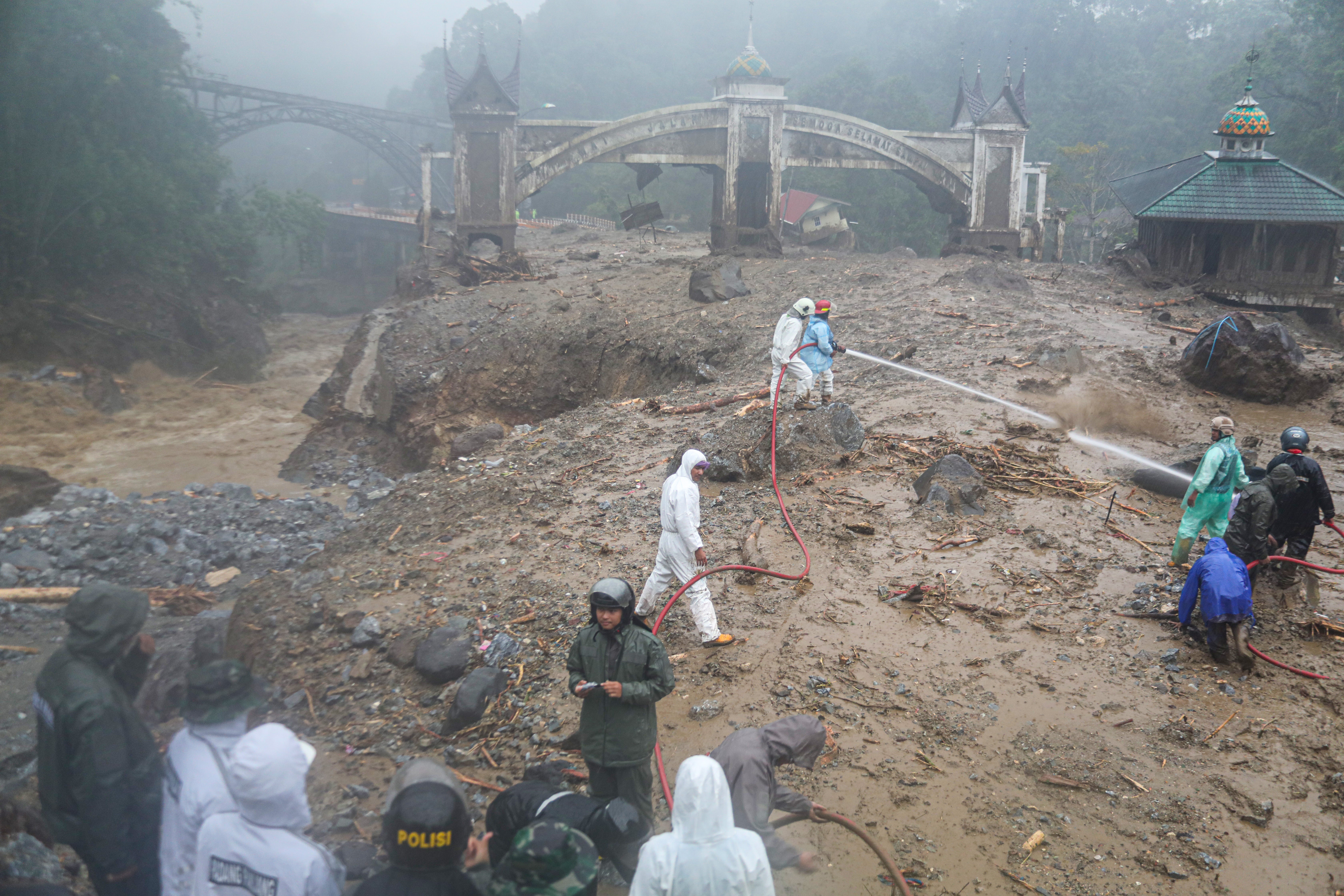WEST SUMATRA, INDONESIA - NOVEMBER 27: Indonesia's rescuers search for missing people after flash flood in Padang Panjang, West Sumatera Province, Indonesia on November 27, 2025. At least 12 people have been killed including children and several others remain missing after floods and landslides struck several areas across West Sumatra. (Photo by Adi Prima/Anadolu via Getty Images)