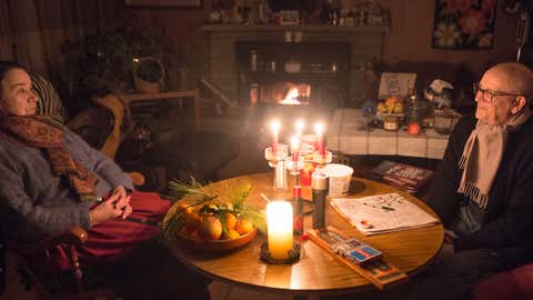 TORONTO - 26 DE DICIEMBRE - Fred Rohr, de 76 años, y su esposa Erika Rohr, de 72, están esperando que pase el corte de energía en su sótano con una chimenea de leña. Fred Rohr fue operado de cáncer en septiembre y continúa con sesiones de quimioterapia, pero se contenta con esperar en su casa de Scarborough. Fotografiado el 26 de diciembre de 2013. (Rick Madonik/Toronto Star vía Getty Images)