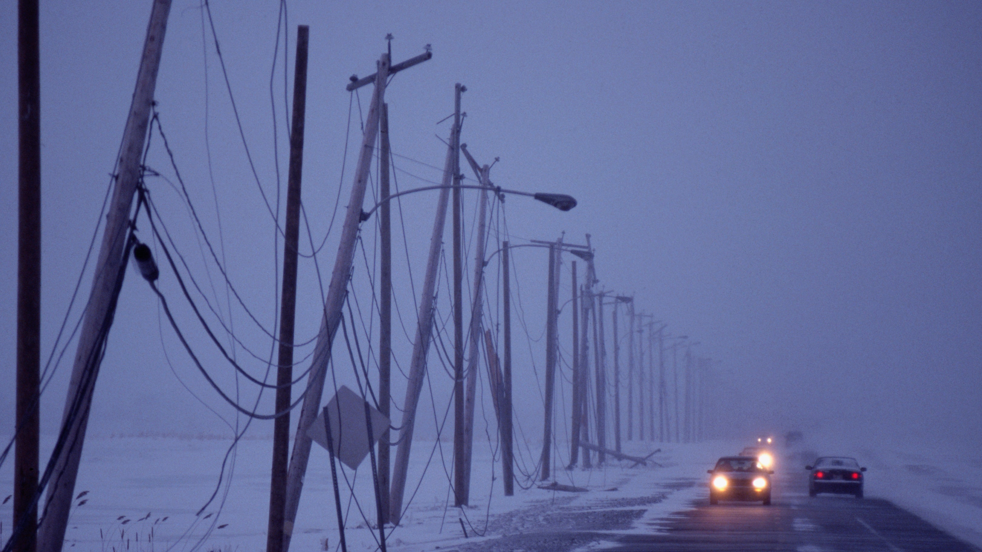 (Título original) Canadá: Reparación de líneas eléctricas dañadas. Las tormentas de hielo han paralizado algunas partes de Canadá, dejando a muchas personas atrapadas en sus hogares sin calefacción ni electricidad. (Foto de �� Christopher J. Morris/CORBIS/Corbis vía Getty Images)