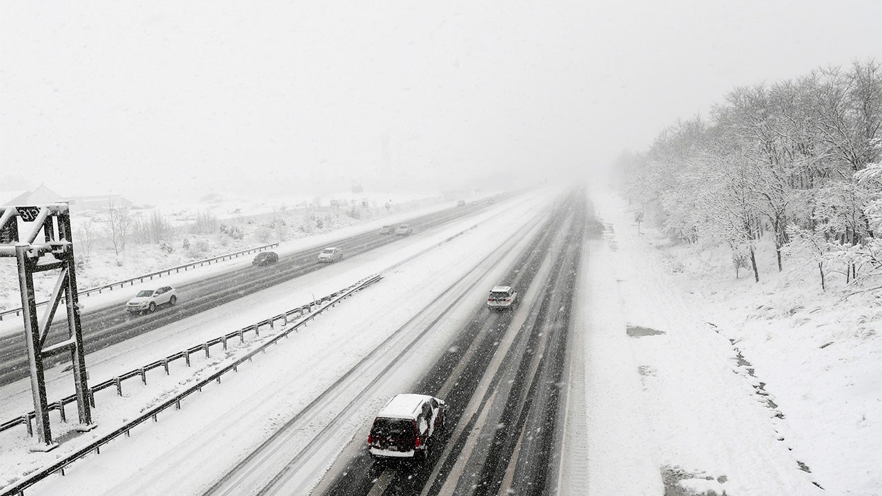 Cars travel on Interstare 50 westbound in Prince George's country as a late March snow storm hits the Washington D.C. region. (Jonathan Newton/The Washington Post via Getty Images)