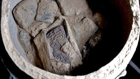 Climate Change-Induced Droughts in Iraq Lead to Reemergence of 3400-Year-Old Submerged City 4 View into one of the pottery vessels with cuneiform tablets, including one tablet which is still in its original clay envelope. (University of Tübingen)