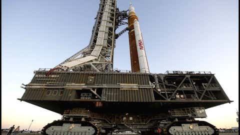 NASA의 SLS 1 메가 SLS 달 로켓이 데뷔했습니다. (에앙스)